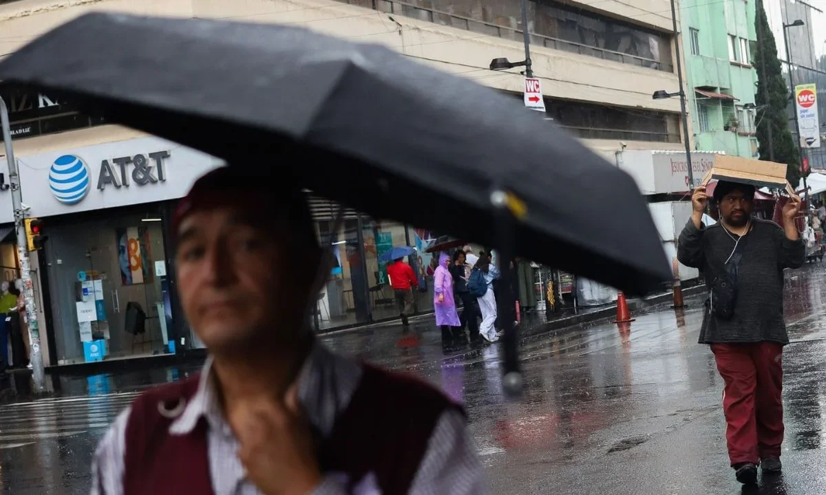 La SGIRPC mantiene activa la alerta amarilla por lluvias en nueve alcaldías de la CDMX, misma que estará vigente hasta la media noche.