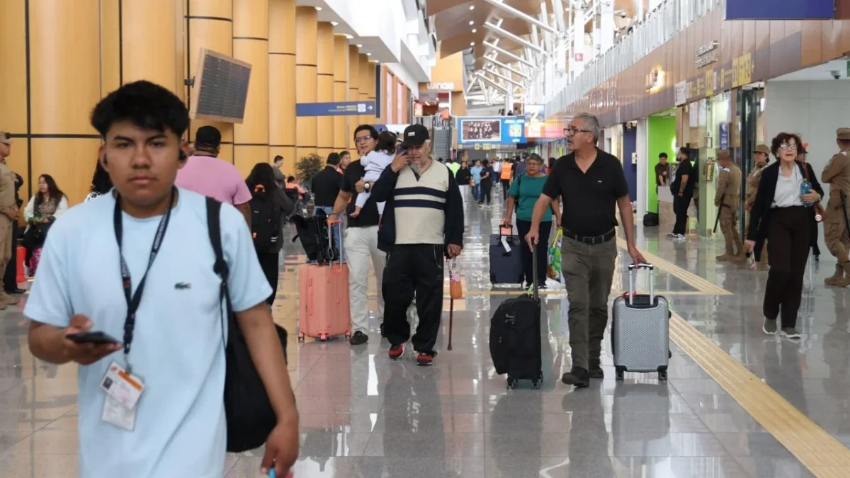 El AICM informó que debido a las fuertes lluvias y una tormenta eléctrica diversas aerolíneas suspendieron operaciones este viernes.