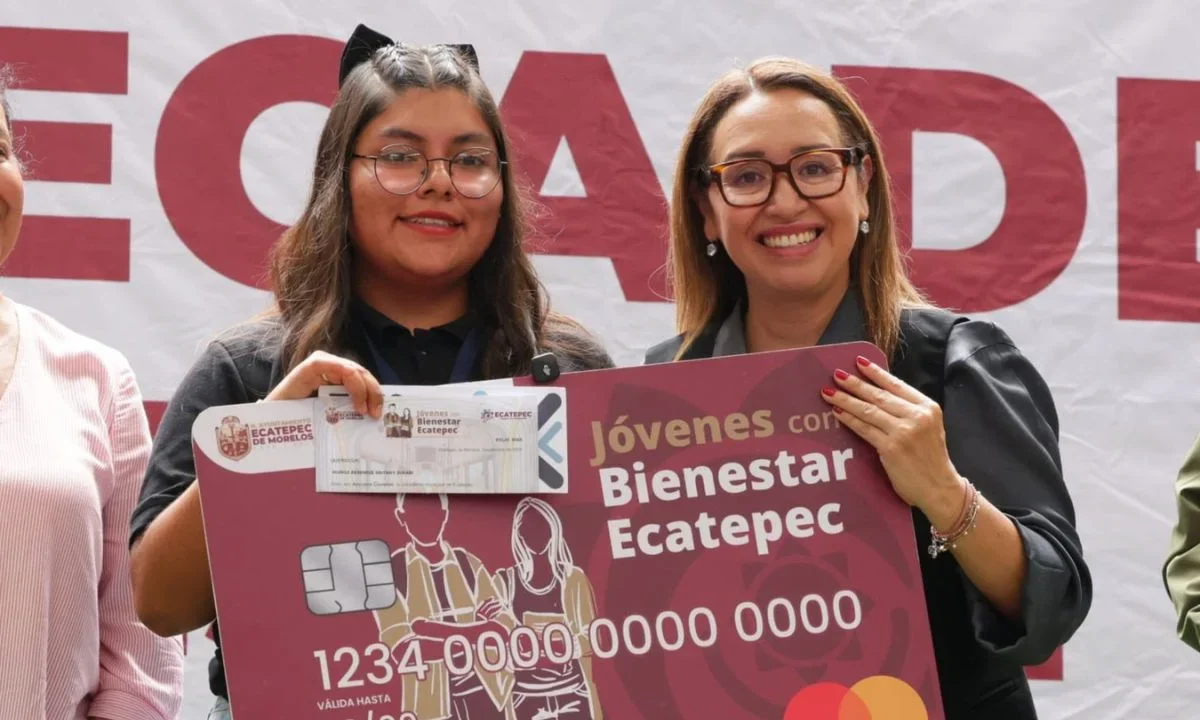 El Gobierno de Ecatepec entregó becas para pasajes a cinco mil alumnos de universidades públicas y privadas.