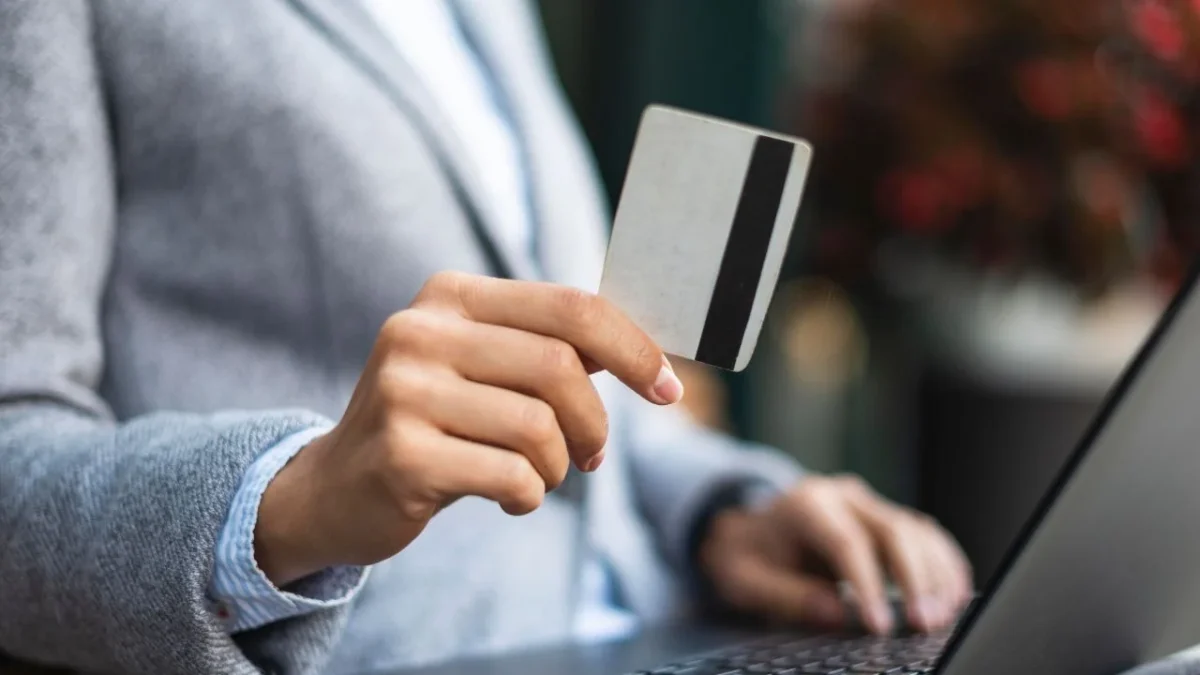 Al comparar  las opciones de tarjetas de crédito , se recomienda comenzar por la forma en que se administra la cuenta.