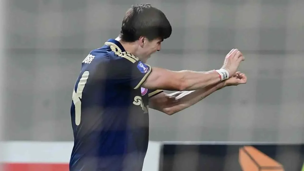 El mexicano Armando 'La Hormiga' González se estrenó con su nuevo equipo el Olympiacos.
