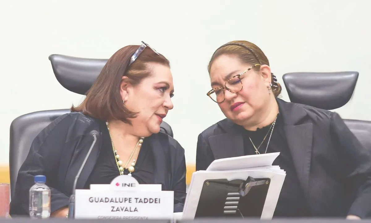 La salida de Claudia Espino del INE trastoca una de las áreas clave, pues su puesto coordina las direcciones responsables de la organización.