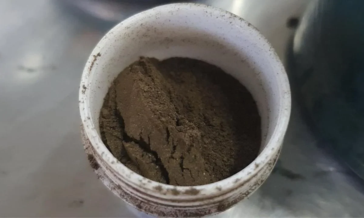 Personal de Aduanas del AICM y de la Marina detectaron un cargamento con casi mil kilogramos de extracto de ayahuasca, procedente de Perú.
