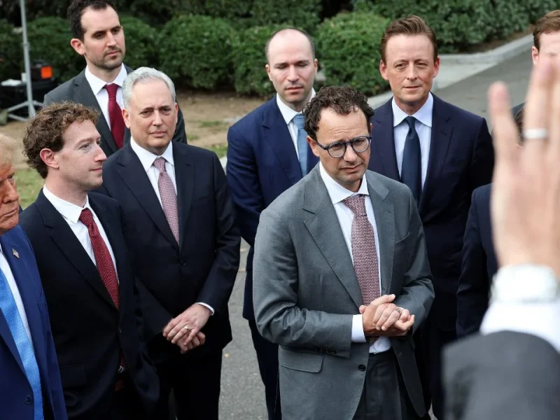 Autorregulación, pactan líderes de la IA con Trump