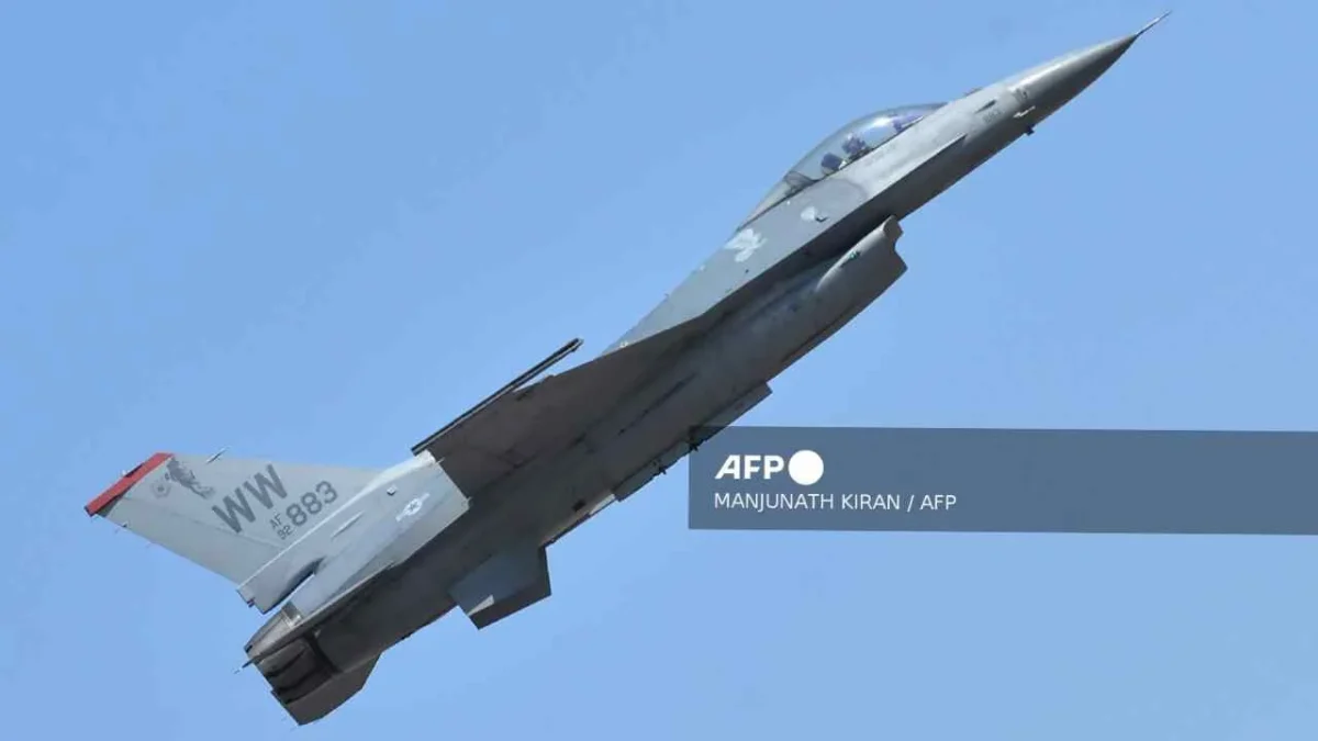 Avión de combate F-16 de EU se estrella durante entrenamiento de rutina.