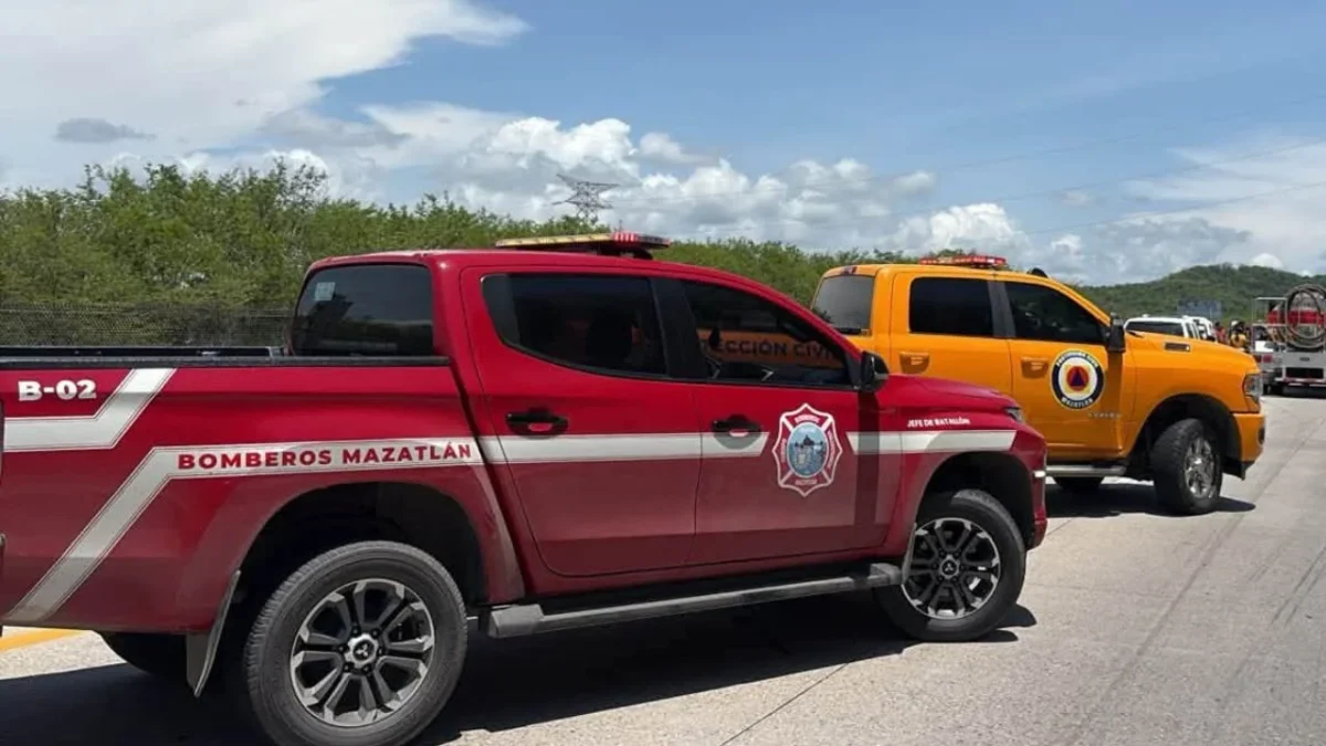 Mientras conducía la camioneta oficial, sujetos armados balearon al coordinador de Protección Civil de Mazatlán, hay un herido más.