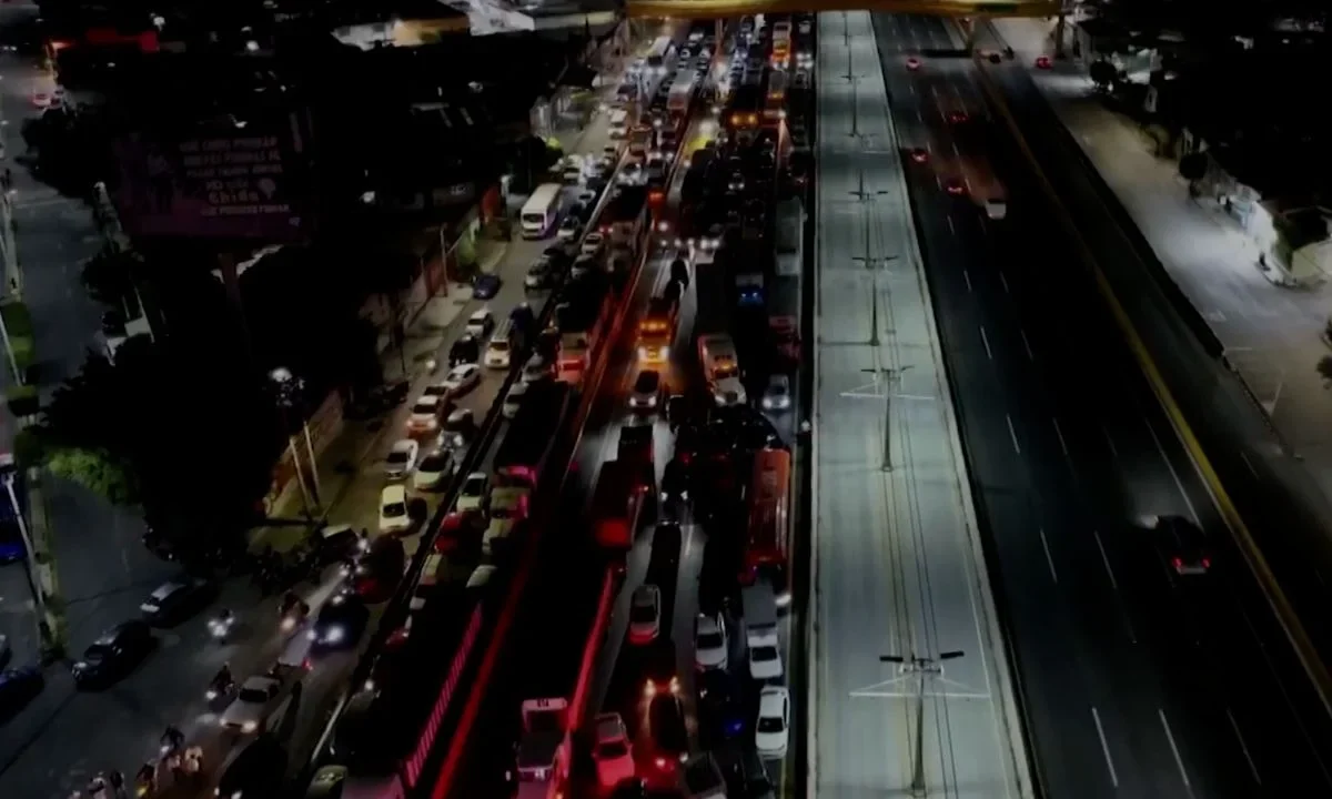 Manifestantes mantienen bloqueada la carretera México-Puebla en el kilómetro 28.5, a la altura de Puente Blanco, por agresión a un conductor.