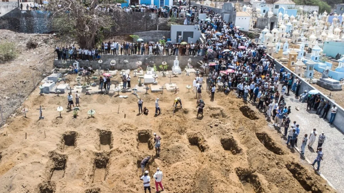 Un camión cayó a un barranco en Cabo Verde y dejó un saldo de 25 muertos, en su mayoría niños y adolescentes.