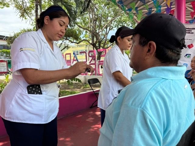 Pláticas a mujeres sobre la autotoma de VPH y detecciones de diabetes e hipertensión en Mercado Municipal Morelos, en Campeche.