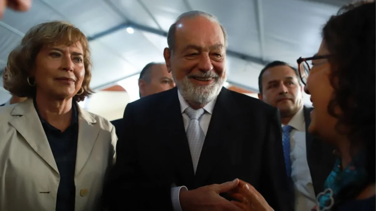 El empresario Carlos Slim avaló la determinación de la presidenta Sheinbaum de prohibición de celulares en las aulas en México.