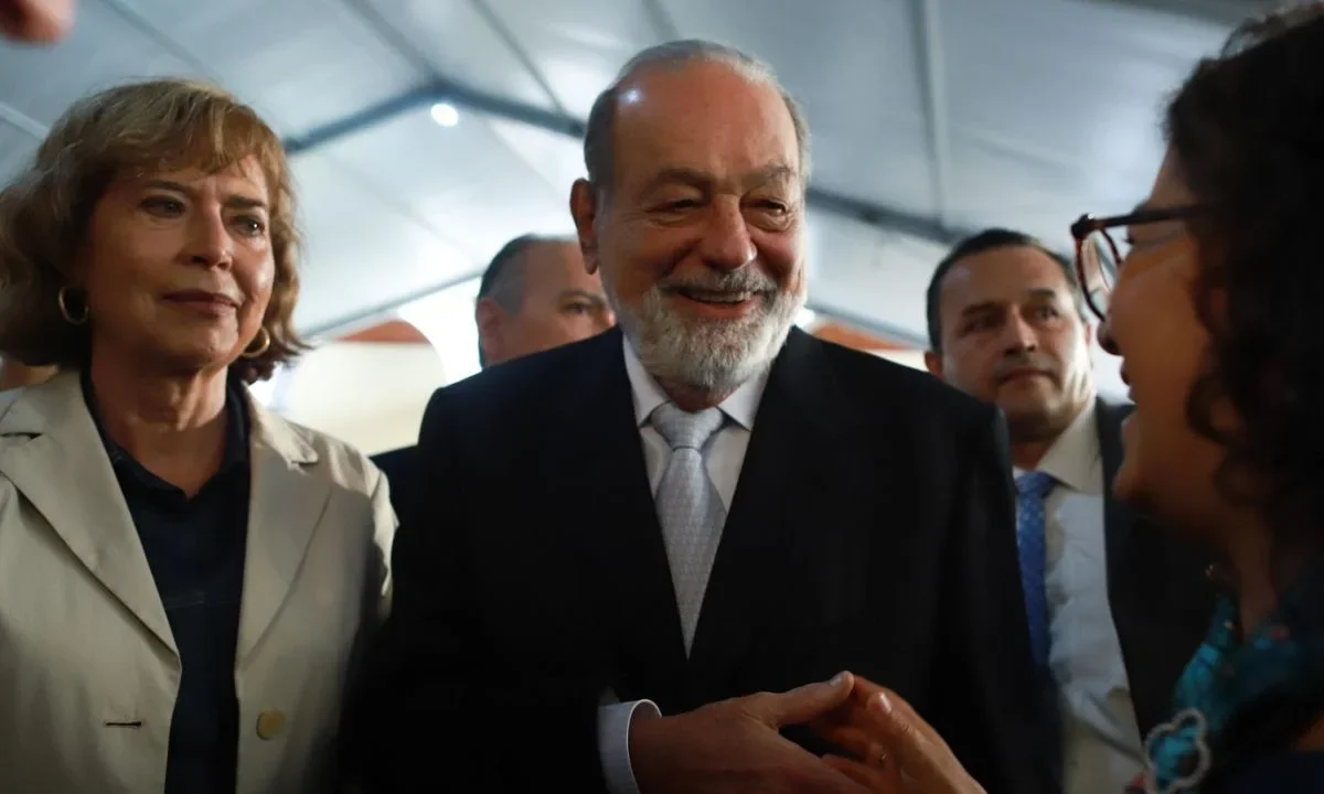 El empresario Carlos Slim avaló la determinación de la presidenta Sheinbaum de prohibición de celulares en las aulas en México.