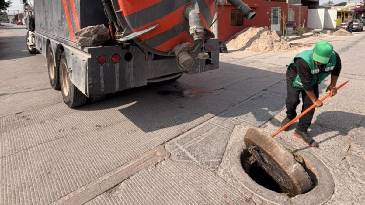 En agosto CEA atendió 131 registros y pozos de visita en colonias de la zona metropolitana para prevenir obstrucciones y encharcamientos.