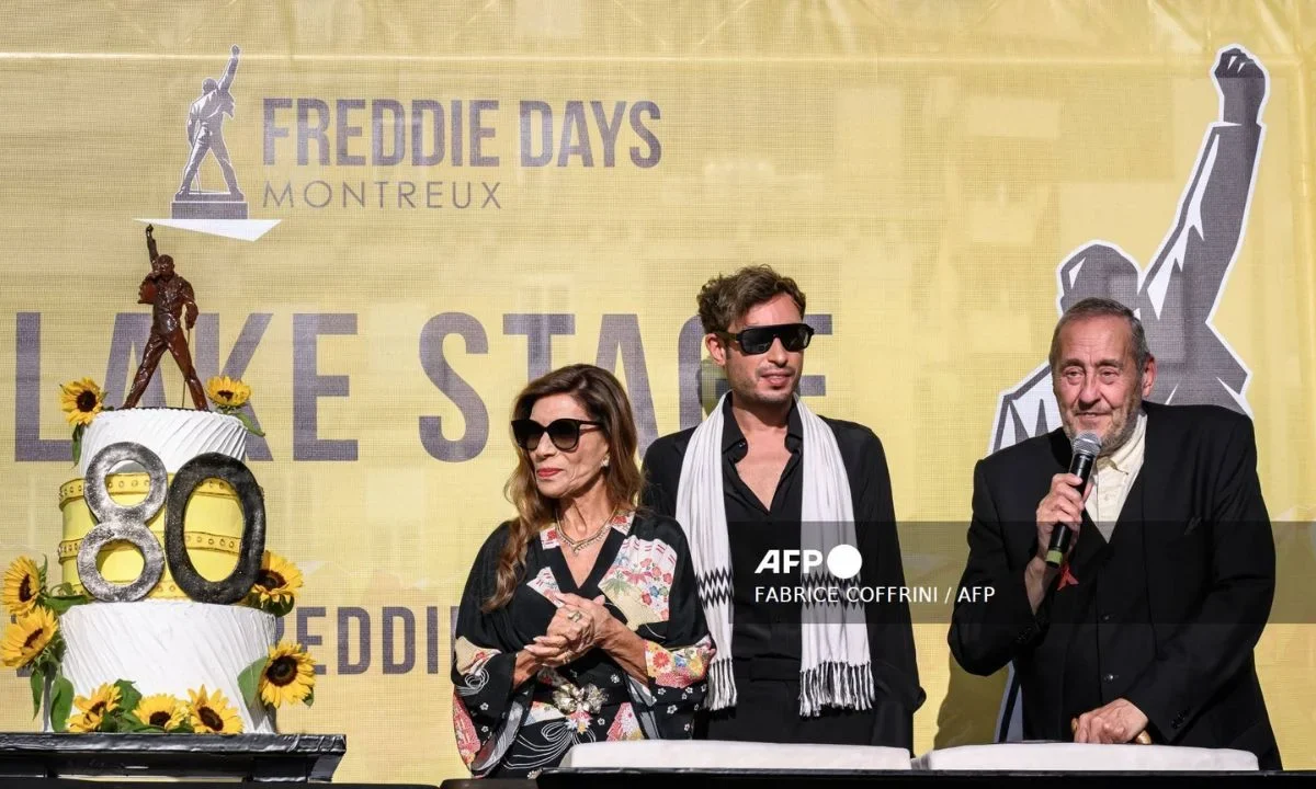 La hermana de Freddie Mercury, Kashmira Bulsara, cortó el pastel de cumpleaños mientras los fans cantaron y festejaron toda la noche.