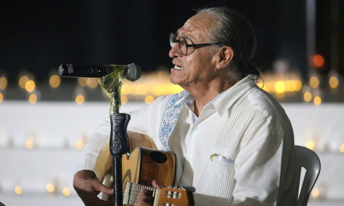 Sheinbaum señaló que la voz, música y compromiso con las causas justas de Gabino Palomares dejan una huella profunda en muchas generaciones.