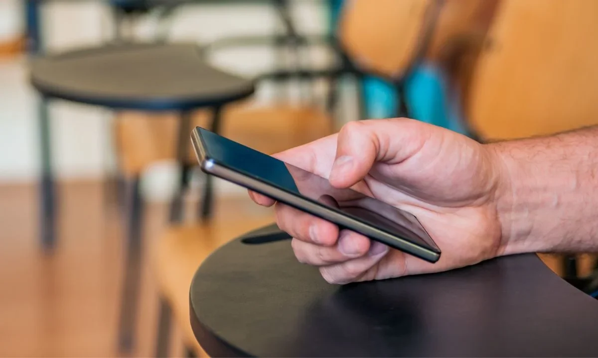 El Gobierno de México oficializó las reglas para la restricción de celulares en escuelas, desde educación inicial hasta Universidad.