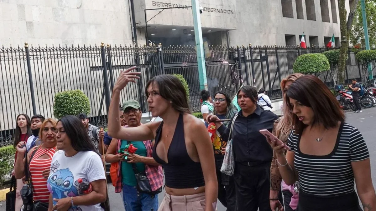 Integrantes de la comunidad trans realizan protestas en la zona centro de la CDMX con bloqueos a vialidades como Paseo de la Reforma.
