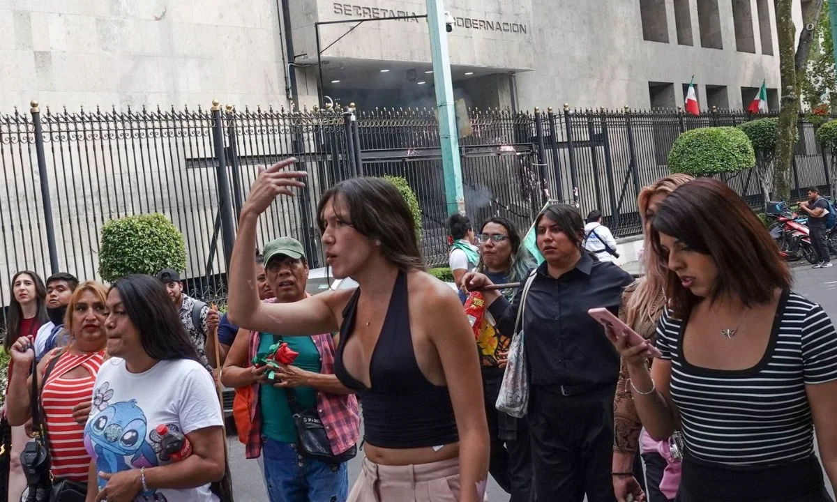 Integrantes de la comunidad trans realizan protestas en la zona centro de la CDMX con bloqueos a vialidades como Paseo de la Reforma.