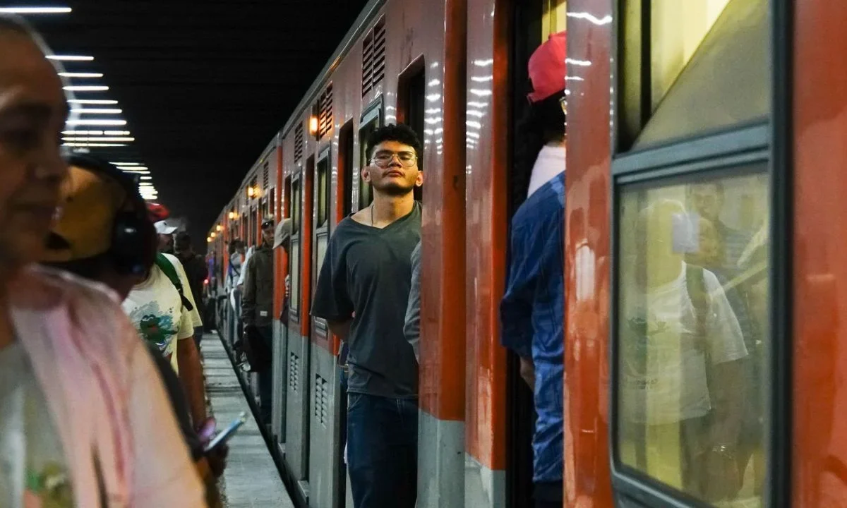 Este jueves se suspendió momentáneamente el servicio en la estación Mixcoac de la Línea 7 del Metro CDMX el rescate de una persona en vías. 