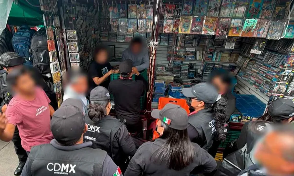 Autoridades de la CDMX decomisaron discos y películas con valor estimado de 130 mil pesos durante un operativo.