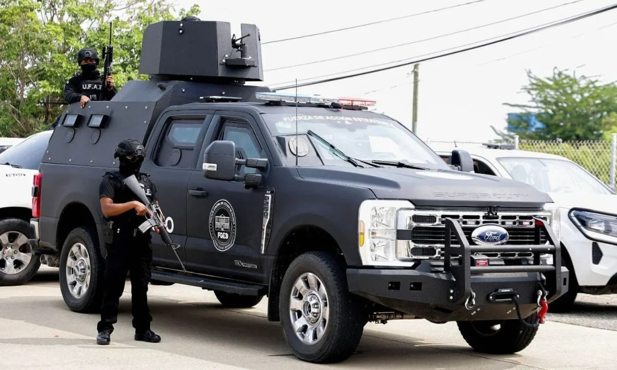 En un operativo en la comandancia de la Policía Municipal de Juchitán se realiza la revisión y resguardo del armamento asignado a la corporación.