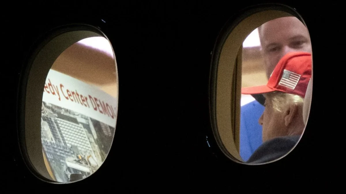 Una foto de la AFP muestra a Donald Trump examinando una representación del Kennedy Center de Washington aparentemente siendo demolido.