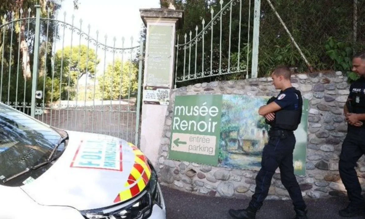 Autoridades de Francia buscan a 2 ladrones irrumpieron en un museo dedicado al pintor impresionista Auguste Renoir, se llevan 2 cuadros.