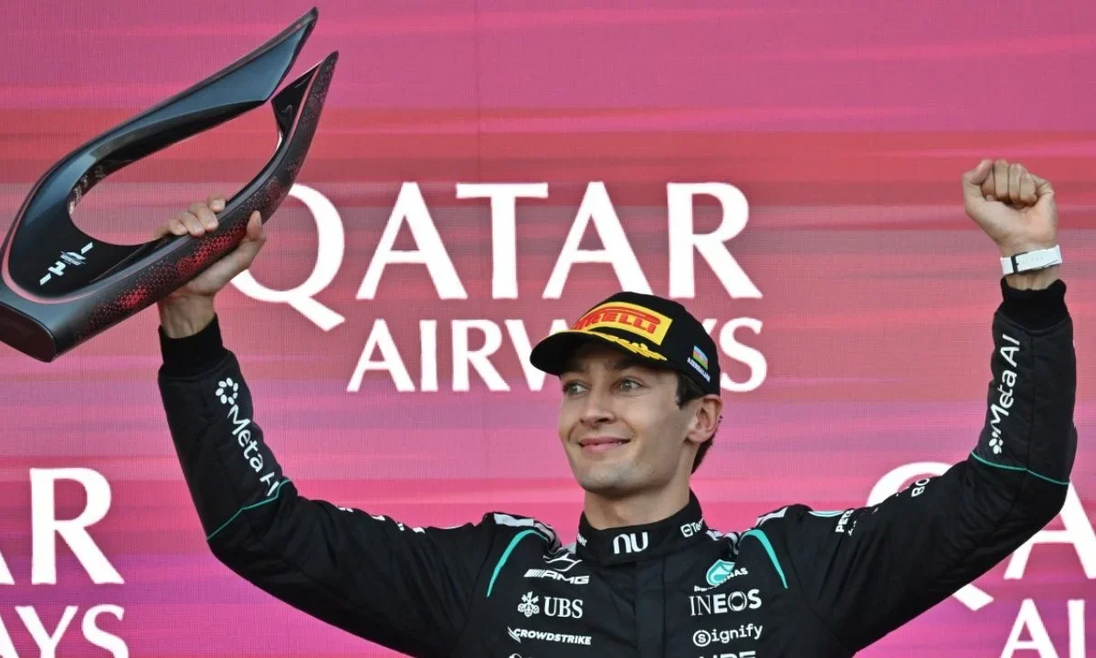 George Russell de Mercedes ganó el Gran Premio de Azerbaiyán al término de un final de carrera caótico en el circuito urbano de Bakú.