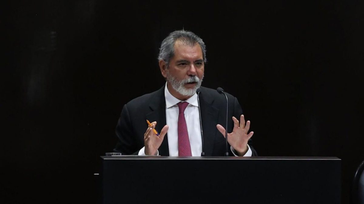 Entre protestas y un estandarte de Sheinbaum, Édgar Amador compareció en defensa de la política económica del Gobierno federal.