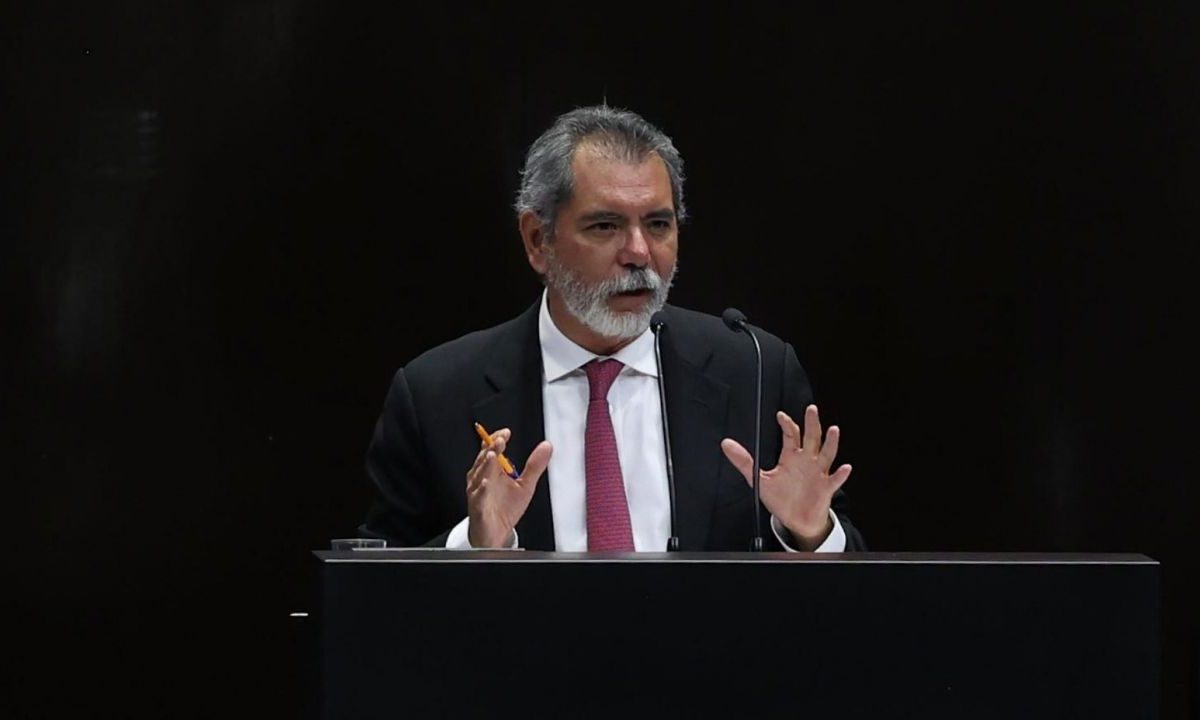 Entre protestas y un estandarte de Sheinbaum, Édgar Amador compareció en defensa de la política económica del Gobierno federal.