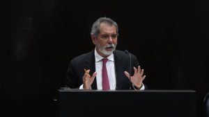 Entre protestas y un estandarte de Sheinbaum, Édgar Amador compareció en defensa de la política económica del Gobierno federal.