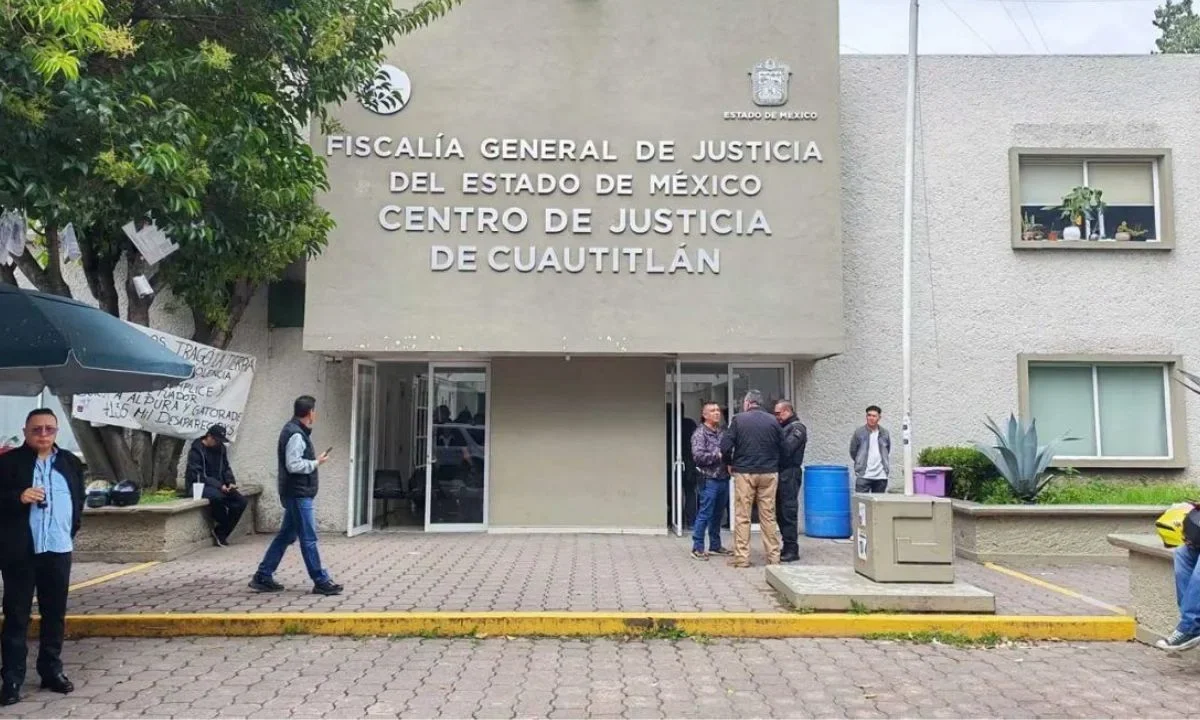 Tras la muerte de 6 personas por fuga de gas en una combi en Tultitlán, las autoridades entregaron los cuerpos a las familias de las víctimas.