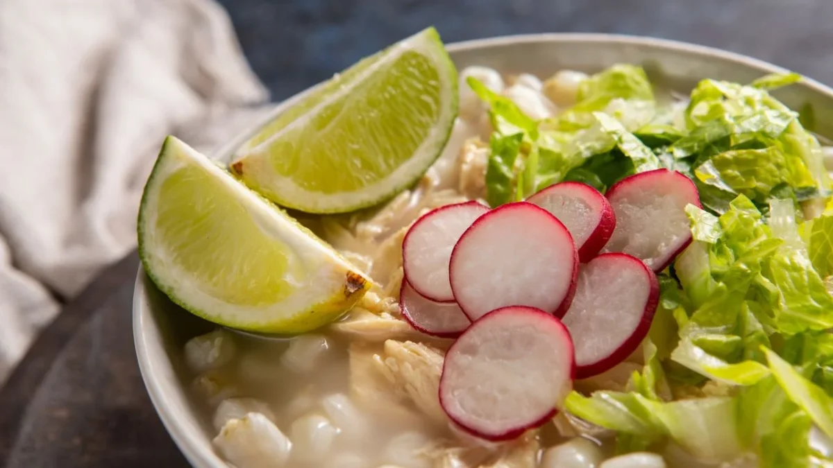 Entérate aquí cuánto cuesta preparar un pozole blanco en este septiembre 2026 y qué aporta nutrimentalmente al cuerpo.