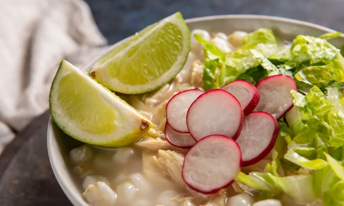 Entérate aquí cuánto cuesta preparar un pozole blanco en este septiembre 2026 y qué aporta nutrimentalmente al cuerpo.