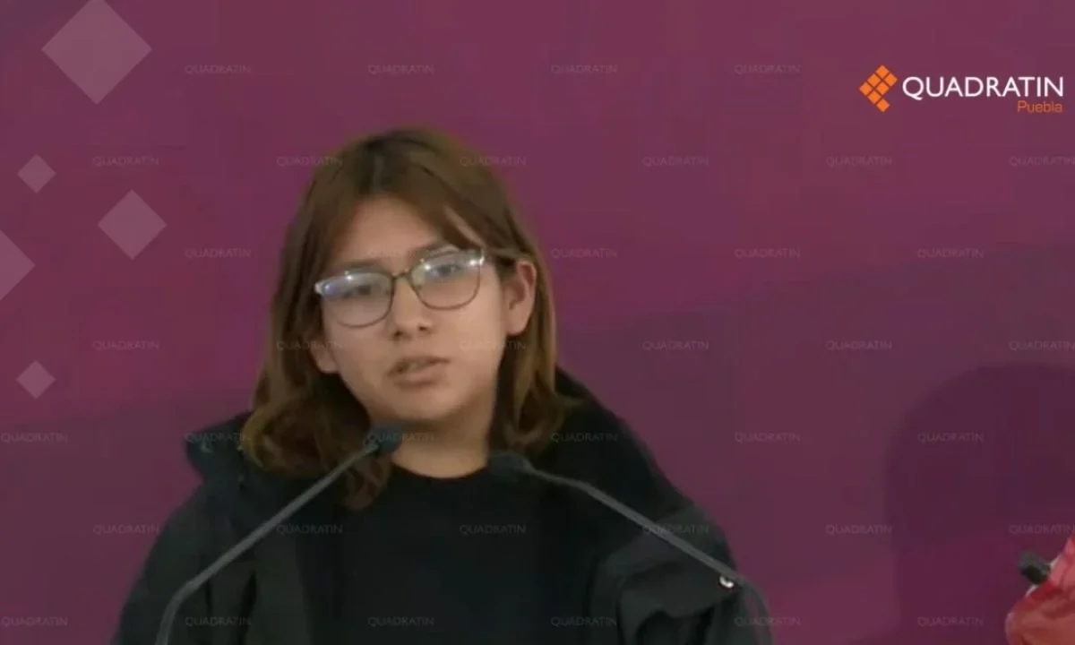 Las estudiantes de la normal Carmen Serdán que abandonaron el plantel acudieron a autoridades para relatar lo que vivieron en la institución.