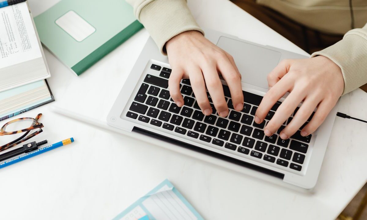 En el mes patrio, miles de servidores públicos buscan crecer profesionalmente sin descuidar sus responsabilidades. Estudiar en línea y elegir programas con validez oficial puede ser una alternativa para avanzar en su carrera.