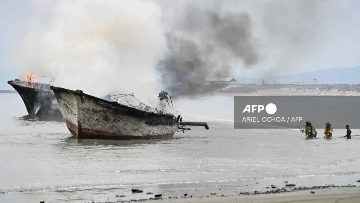 El Ejército de EU hunde otro barco de presuntos narcotraficantes frente a costas de Ecuador.