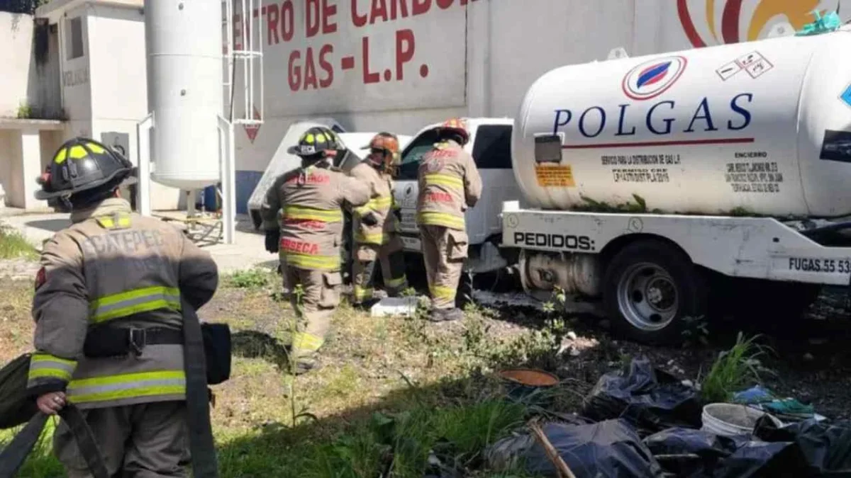 Personal de Protección Civil evacuó a 200 personas de la colonia San Agustín, en Ecatepec, tras el reporte de una fuga de gas.