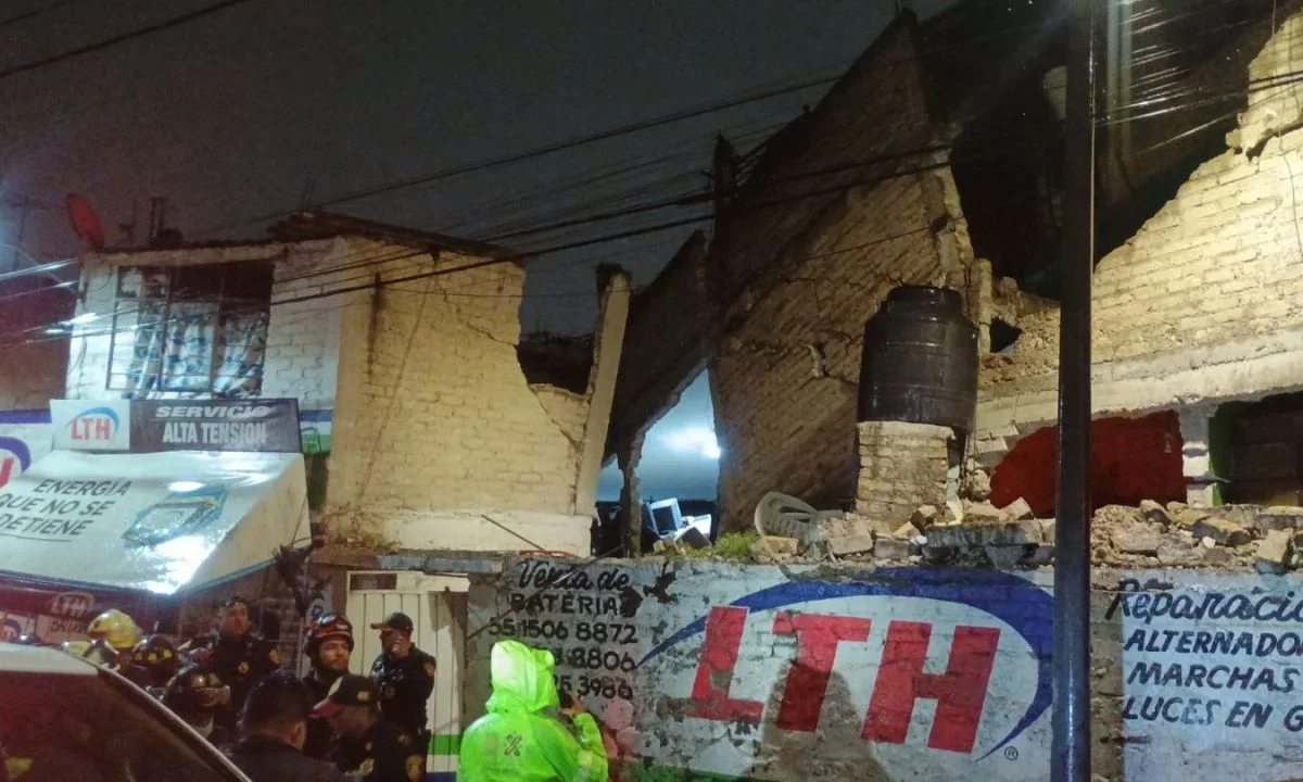 La acumulación de gas causó el derrumbe de una vivienda en la alcaldía Álvaro Obregón, autoridades reportan un fallecido y varios heridos.