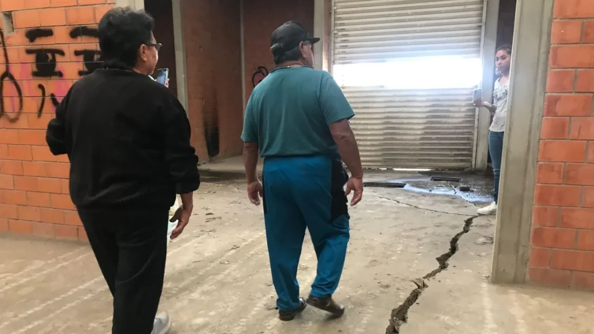 Vecinos de la unidad habitacional Villas de San Martín, en Chalco, denunciaron el problema de grietas en las calles y debajo de las casas.