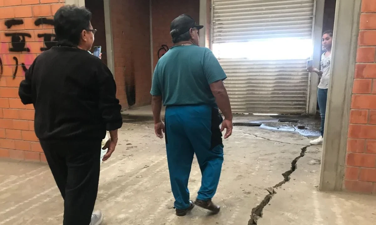 Vecinos de la unidad habitacional Villas de San Martín, en Chalco, denunciaron el problema de grietas en las calles y debajo de las casas.