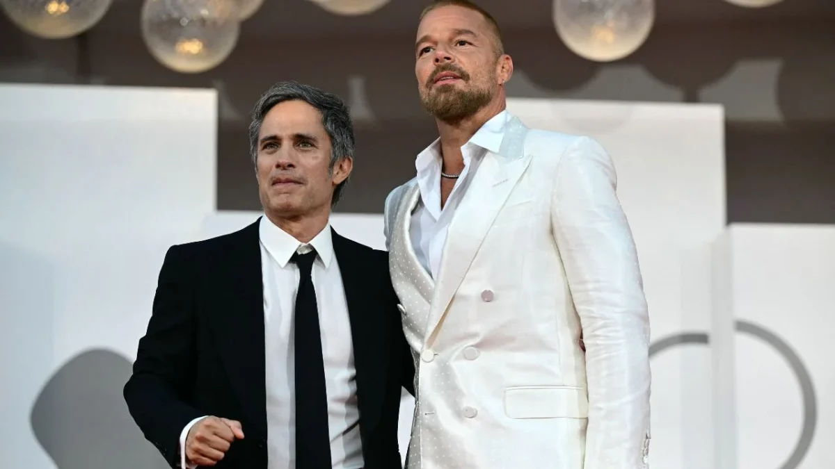 Gael García Bernal estrenó su filme 'Hombre al Agua' en el Festival de Cine de Venecia y trae de vuelta a la actuación a Ricky Martin.