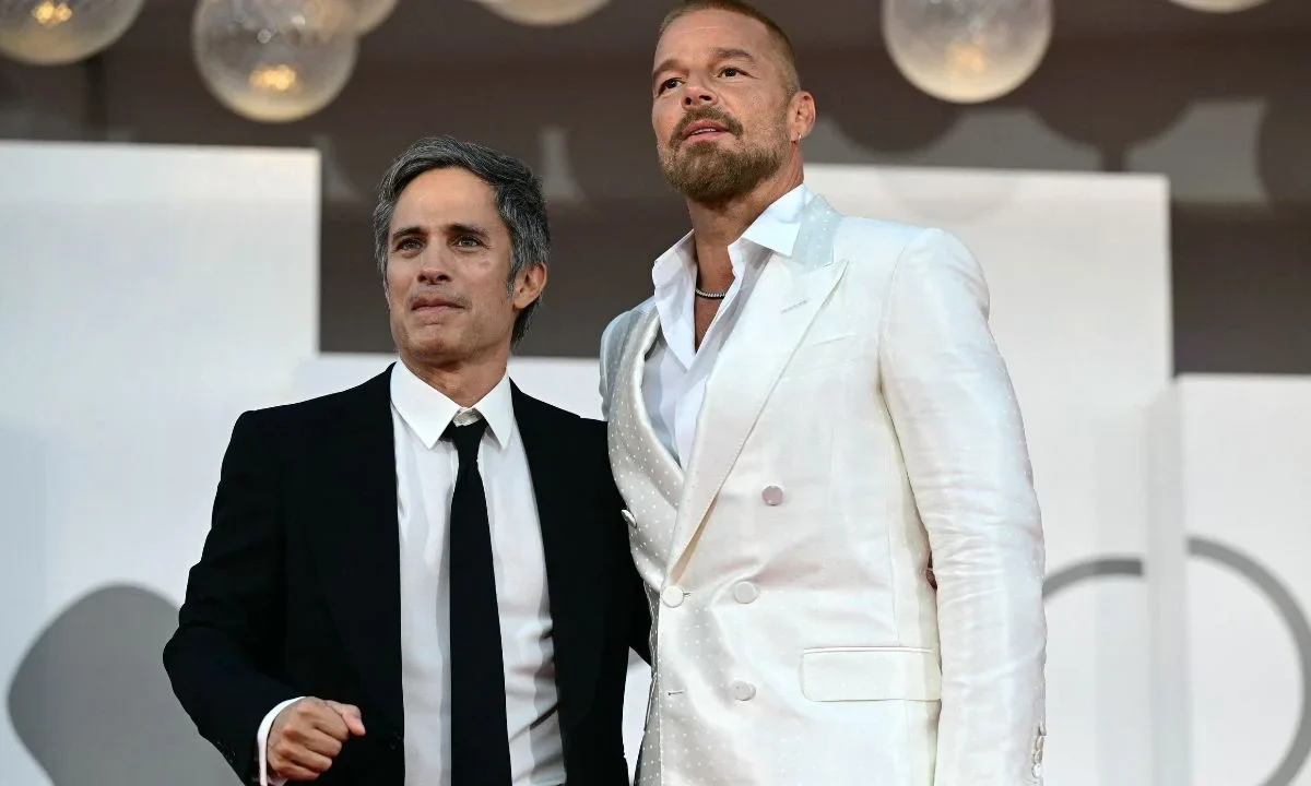 Gael García Bernal estrenó su filme 'Hombre al Agua' en el Festival de Cine de Venecia y trae de vuelta a la actuación a Ricky Martin.