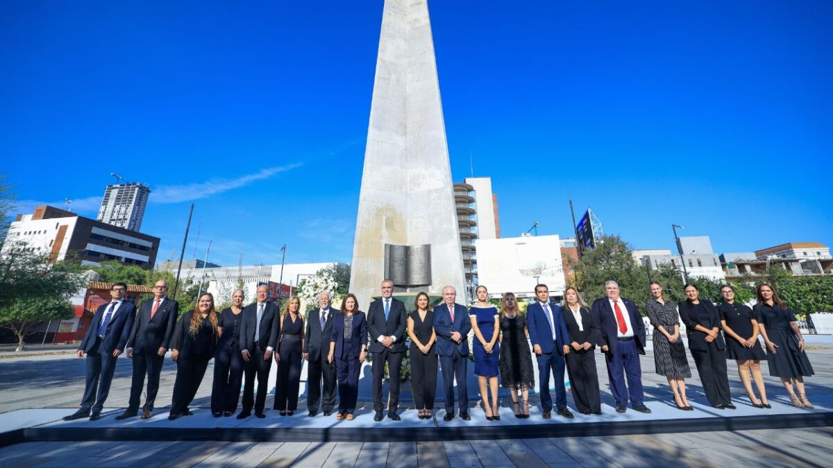 Para conmemorar el 430 aniversario de la ciudad, el Gobierno de Monterrey realizó una guardia de honor en el Obelisco.