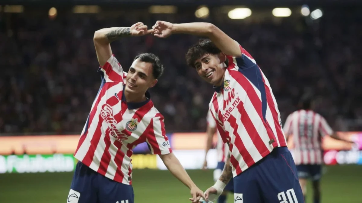 El Guadalajara derrotó por goleada a Pumas y toma el liderato de la Liga MX, a falta de que Toluca y América jueguen sus partidos pendientes.
