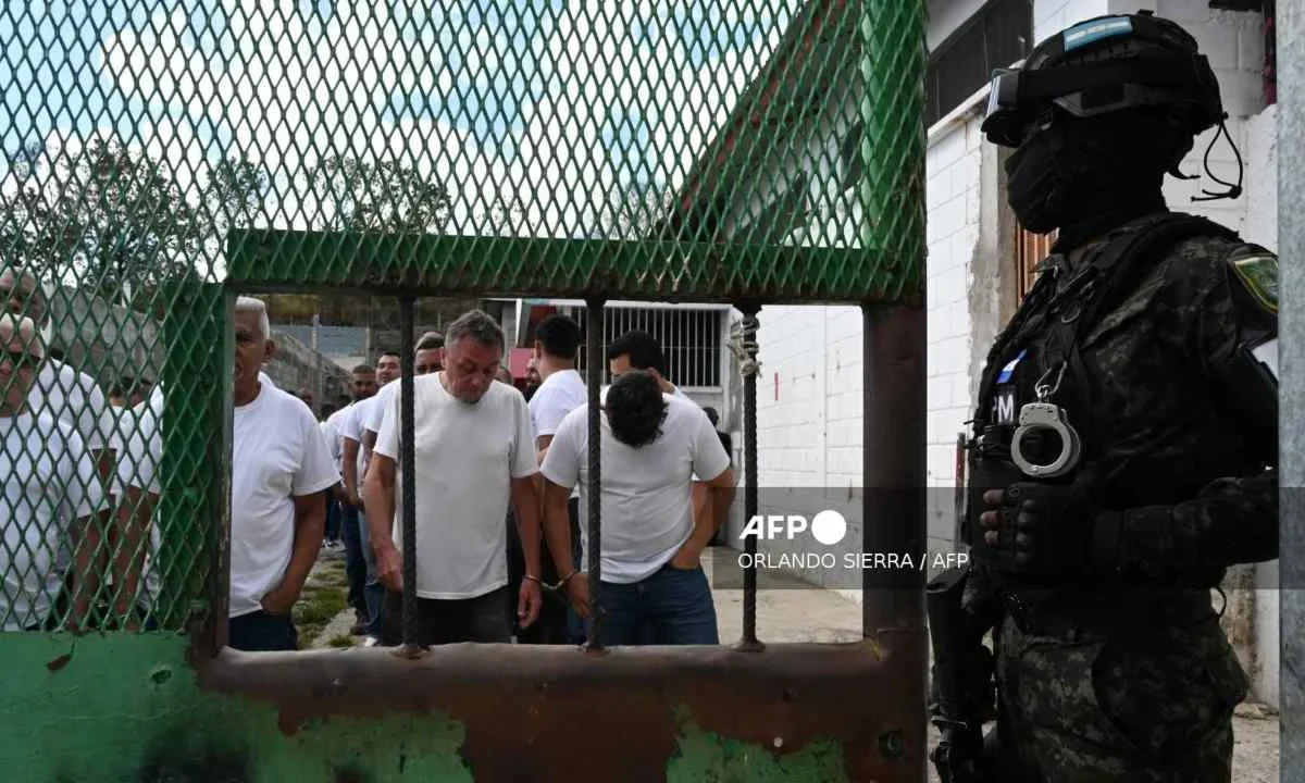 Honduras endurece medidas carcelarias al estilo de El Salvador contra el narcotráfico y pandilleros.