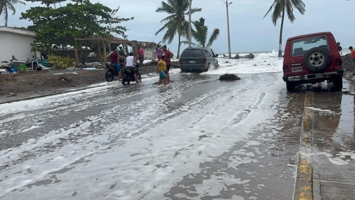 El huracán Rachel, actualmente en categoría 1, ha dejado severos daños a lo largo de su paso en el Océano Pacífico.