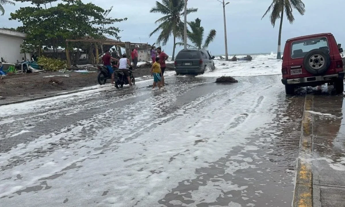El huracán Rachel, actualmente en categoría 1, ha dejado severos daños a lo largo de su paso en el Océano Pacífico.