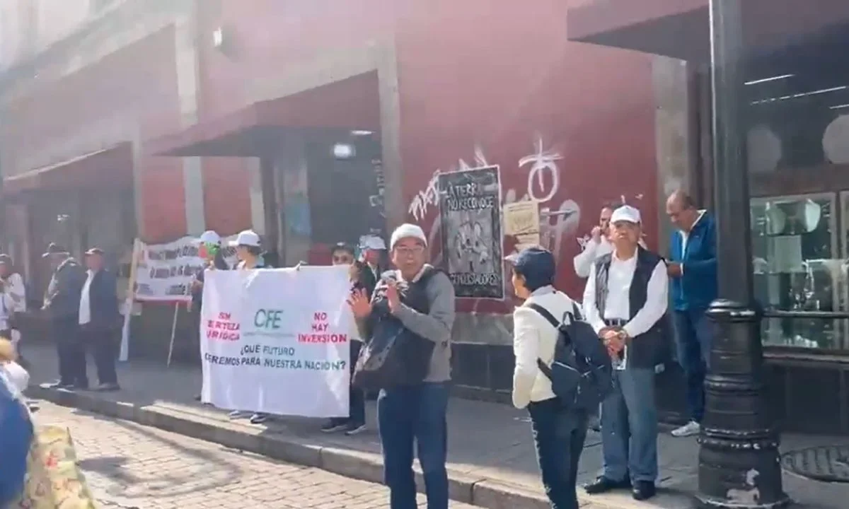 Jubilados de CFE realizaron un bloqueo en el cruce de Allende y Donceles, solicitan revisión al Art. 127 constitucional sobre sus pensiones.