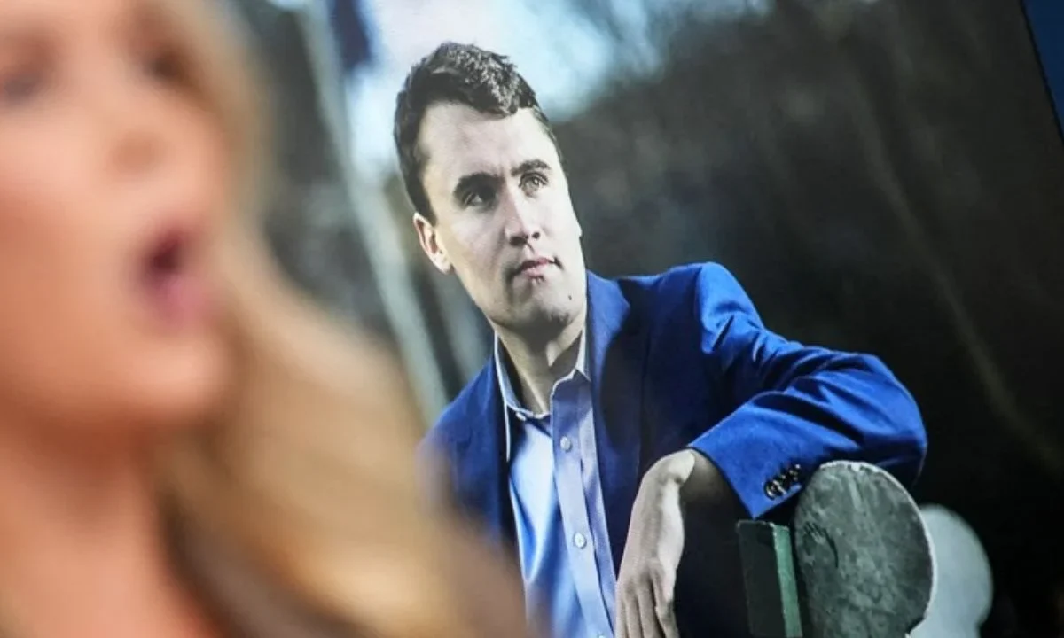 Un juez de EU dictaminó que el hombre acusado de matar al influencer Charlie Kirk, enfrentará un juicio por asesinato.