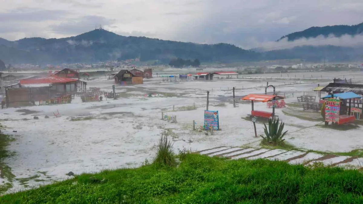 La Marquesa se pintó de blanco tras fuerte granizada en la zona de Ocoyoacac, en la México-Toluca.